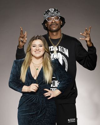 Kelly Clarkson and Snoop Dogg photographed together for the American Song Contest 2022.