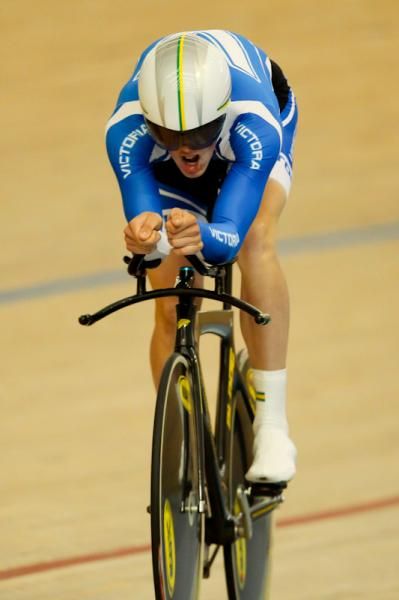 Alexander Morgan powers to a win in the U19 Individual Pursuit.
