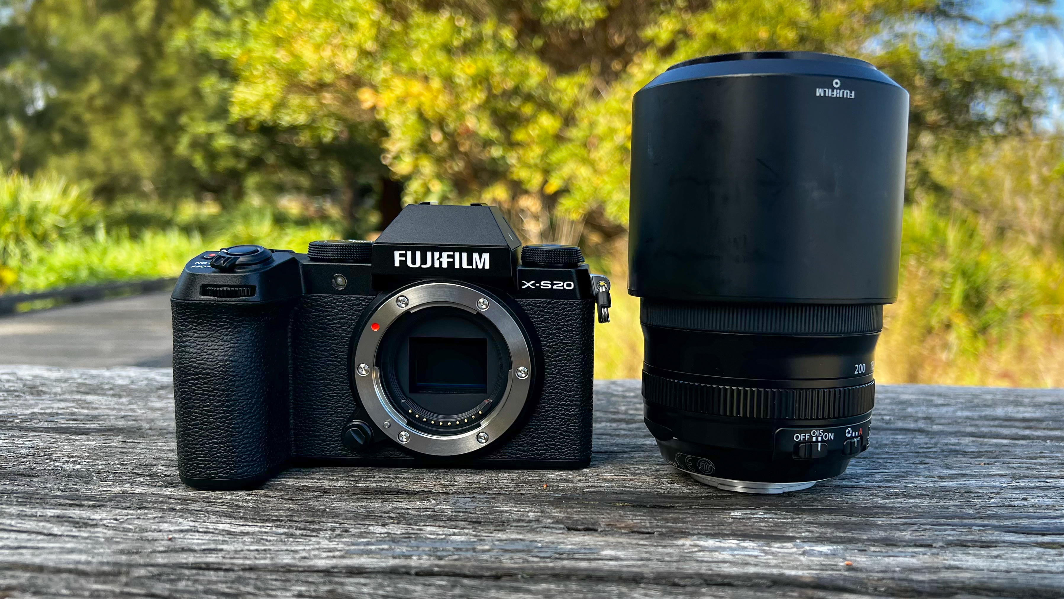 O corpo da Fujifilm X-S20 ao lado de uma lente de kit