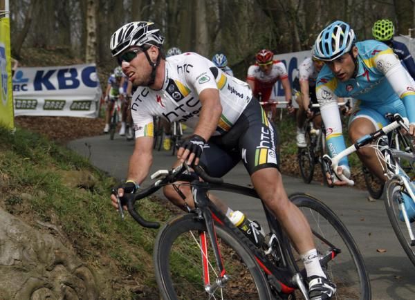 Mark Cavendish is forced to chase after a puncture