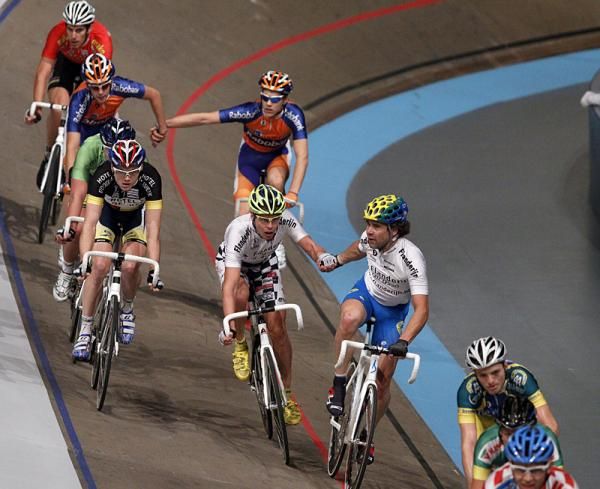 Leon Van Bon throws Leif Lampater into the mix