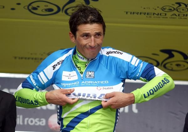 Daniele Bennati (Liquigas-Doimo) pulls on the jersey.