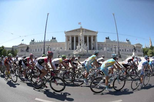 The peloton in the Austrian capital city