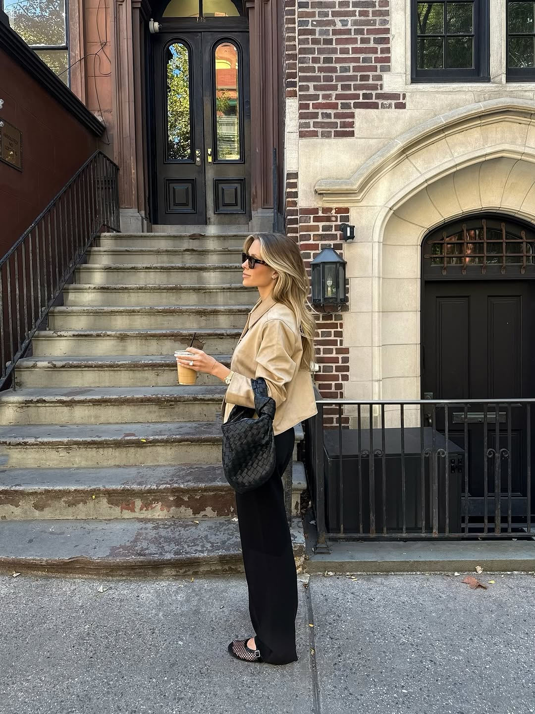 Beige jacket, black trousers and mesh shoes.