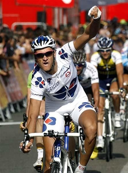 Anthony Roux (Fran&ccedil;aise des Jeux) wins the stage ahead of a charging bunch