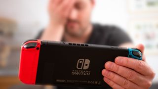 Ein frustrierter Mann spielt Nintendo Switch.