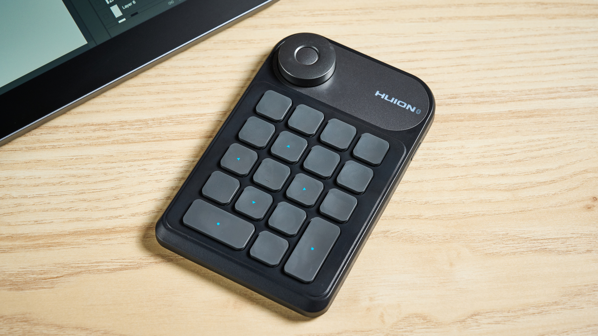 The Huion Keydial Mini shortcut remote.