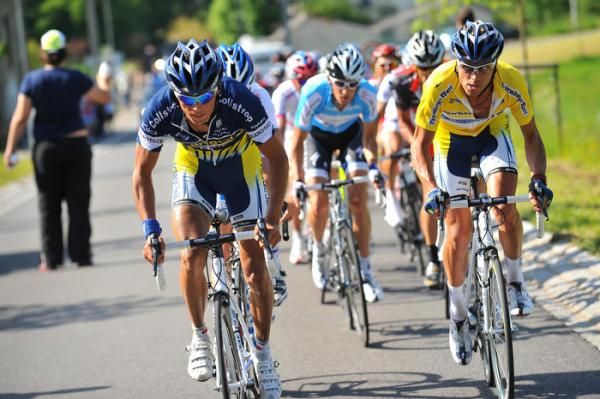 Bjorn Leukemans helps lead out yellow jersey Matteo Carrera.