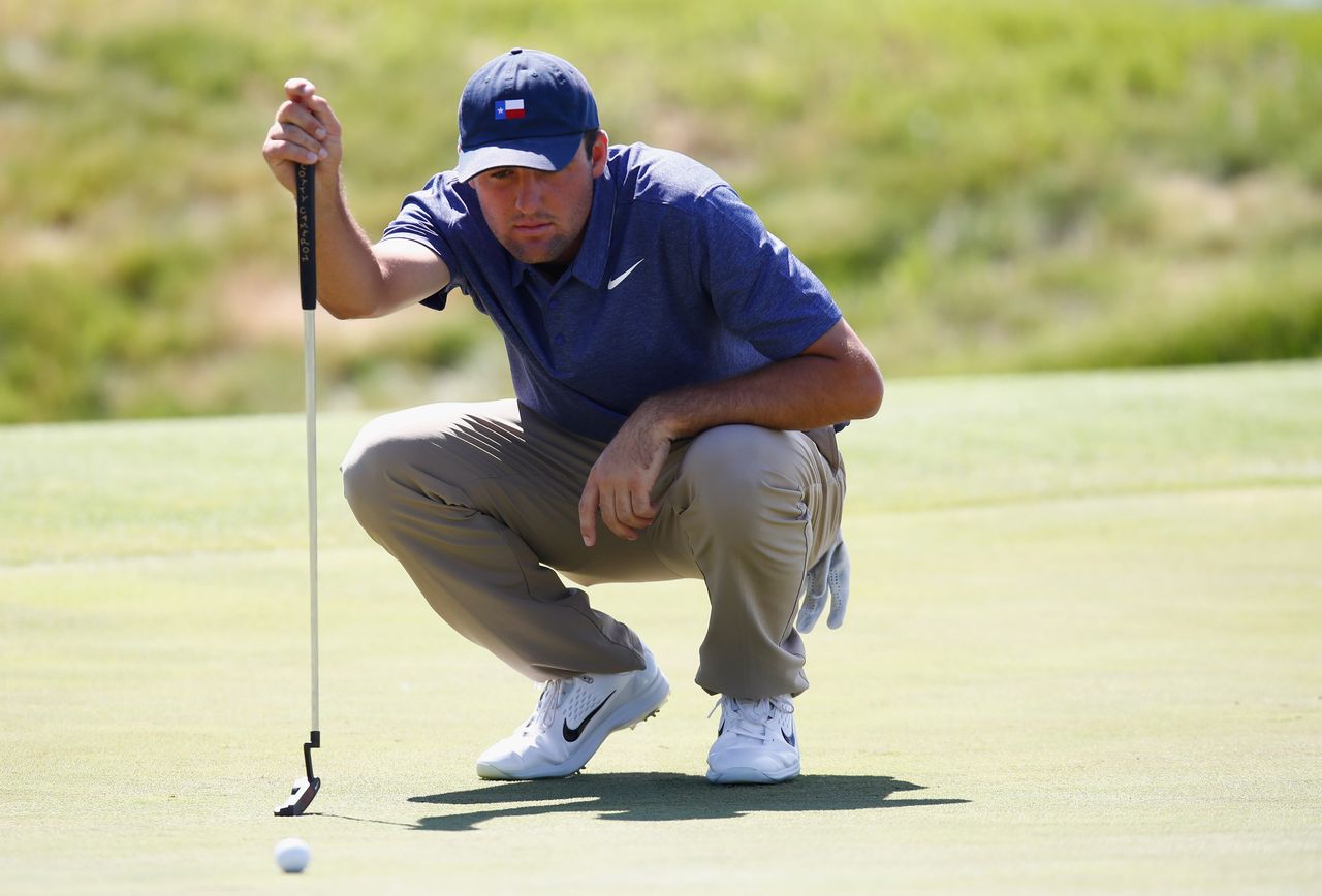 Scottie Scheffler lines up a putt