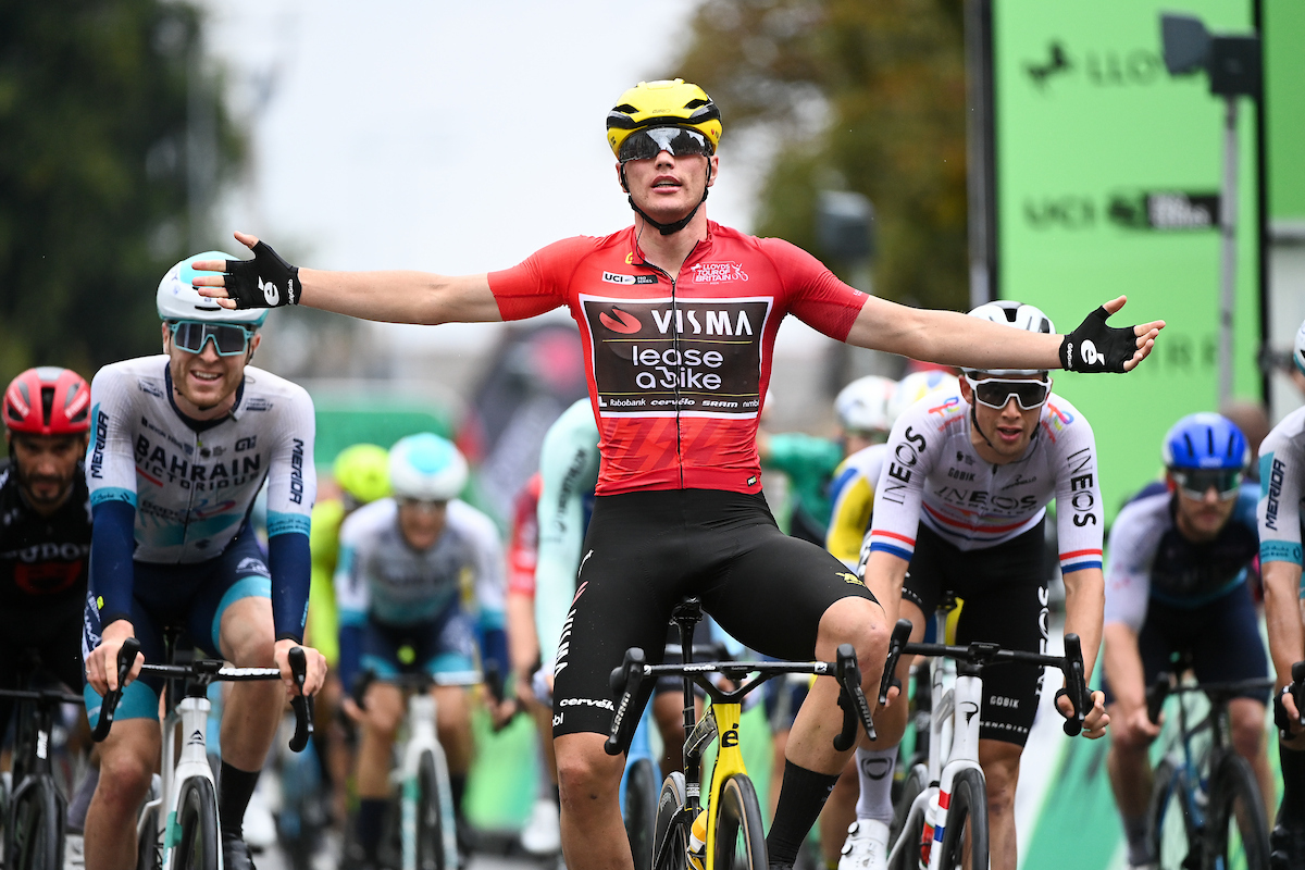 Olav Kooij (Team Visma-Lease a Bike) wins stage 6 in Cardiff