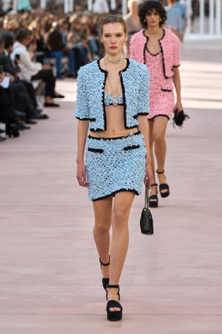 Chanel Frühling Sommer 2025 blauer Akkord