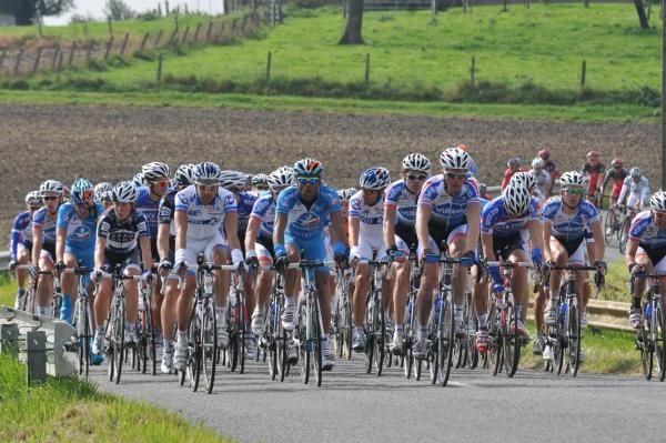 The peloton en route to Mouscron on stage 1 of Circuit Franco-Belge.