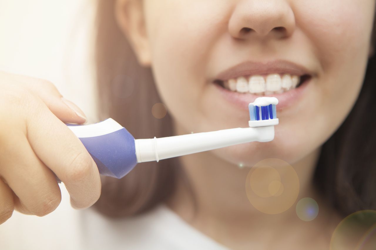 Best electric toothbrush: using electric toothbrush to clean teeth