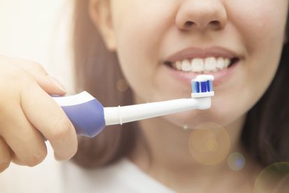 Best electric toothbrush: using electric toothbrush to clean teeth