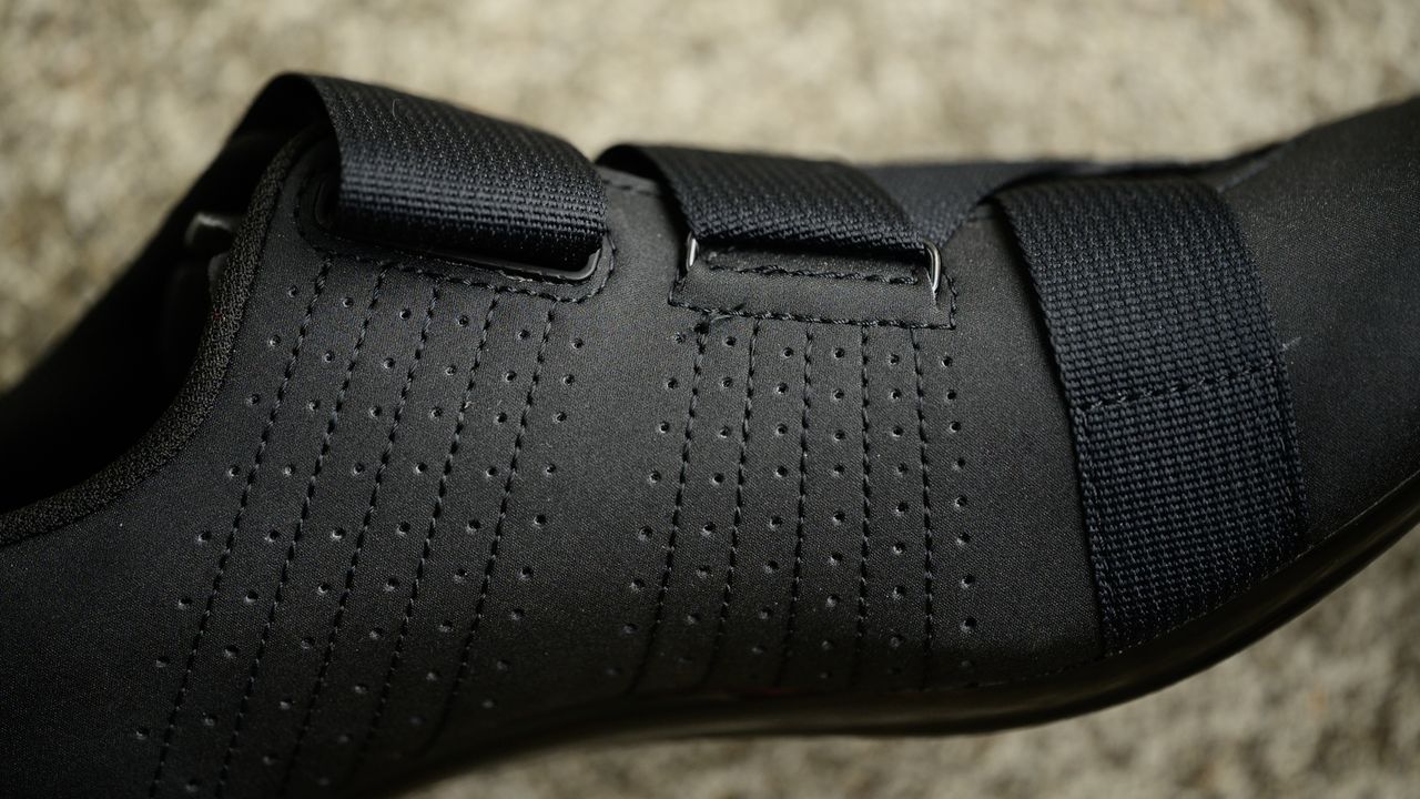 Fizik Tempo Powerstrap R5 stitched reinforcement in the upper