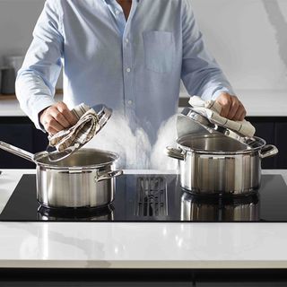 How to clean an induction hob with man and stainless steel pans