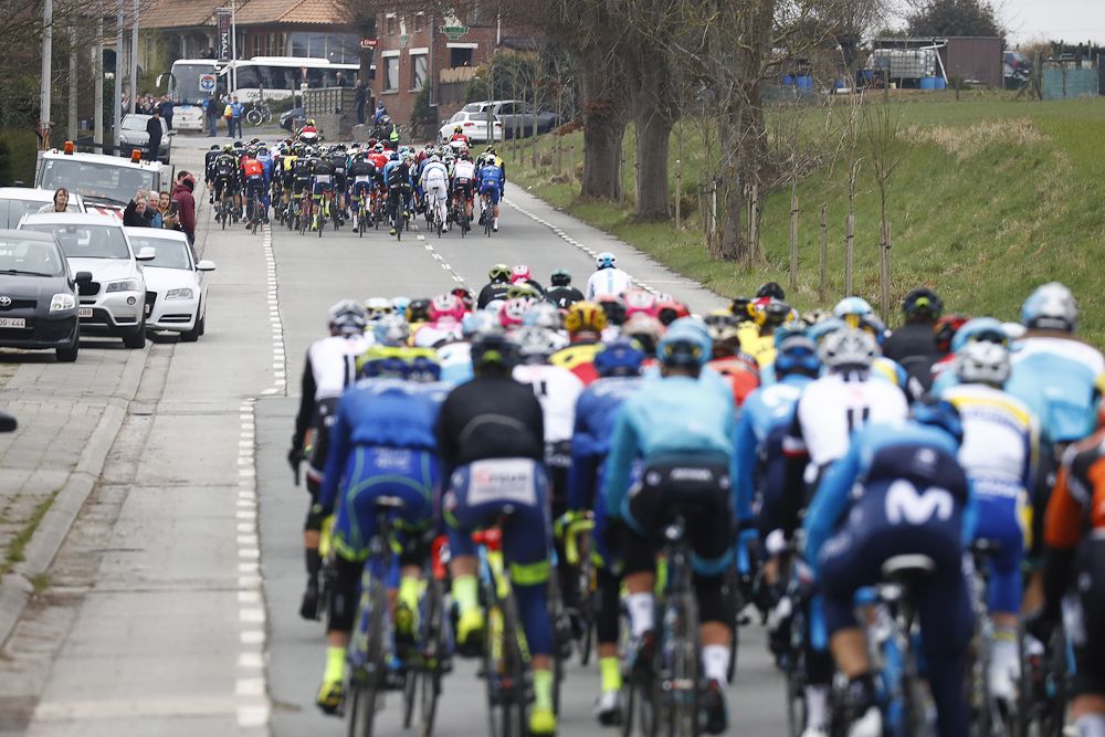 Groups form after the crash at E3 Harelbeke