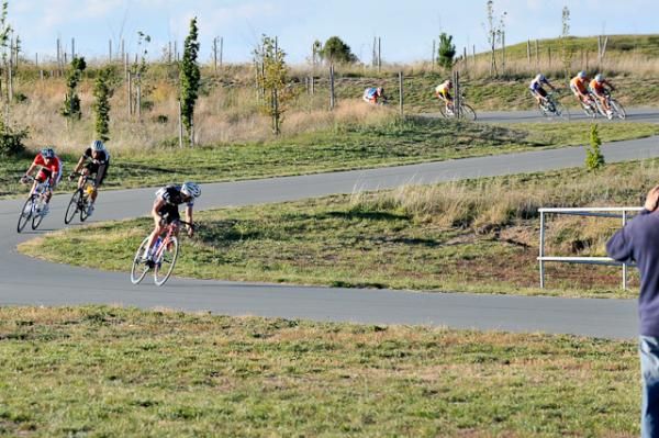 Canberra rider Alistair Loutit (McDonagh Blake-Witness) checks over his shoulder to gauge the chase before launching a courageous do-or-die race to the finish line.