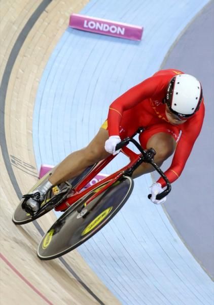 Jinjie Gong flys round the curve in sprint qualification