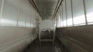 Un automóvil Tesla construido por una máquina en la fábrica de Giga