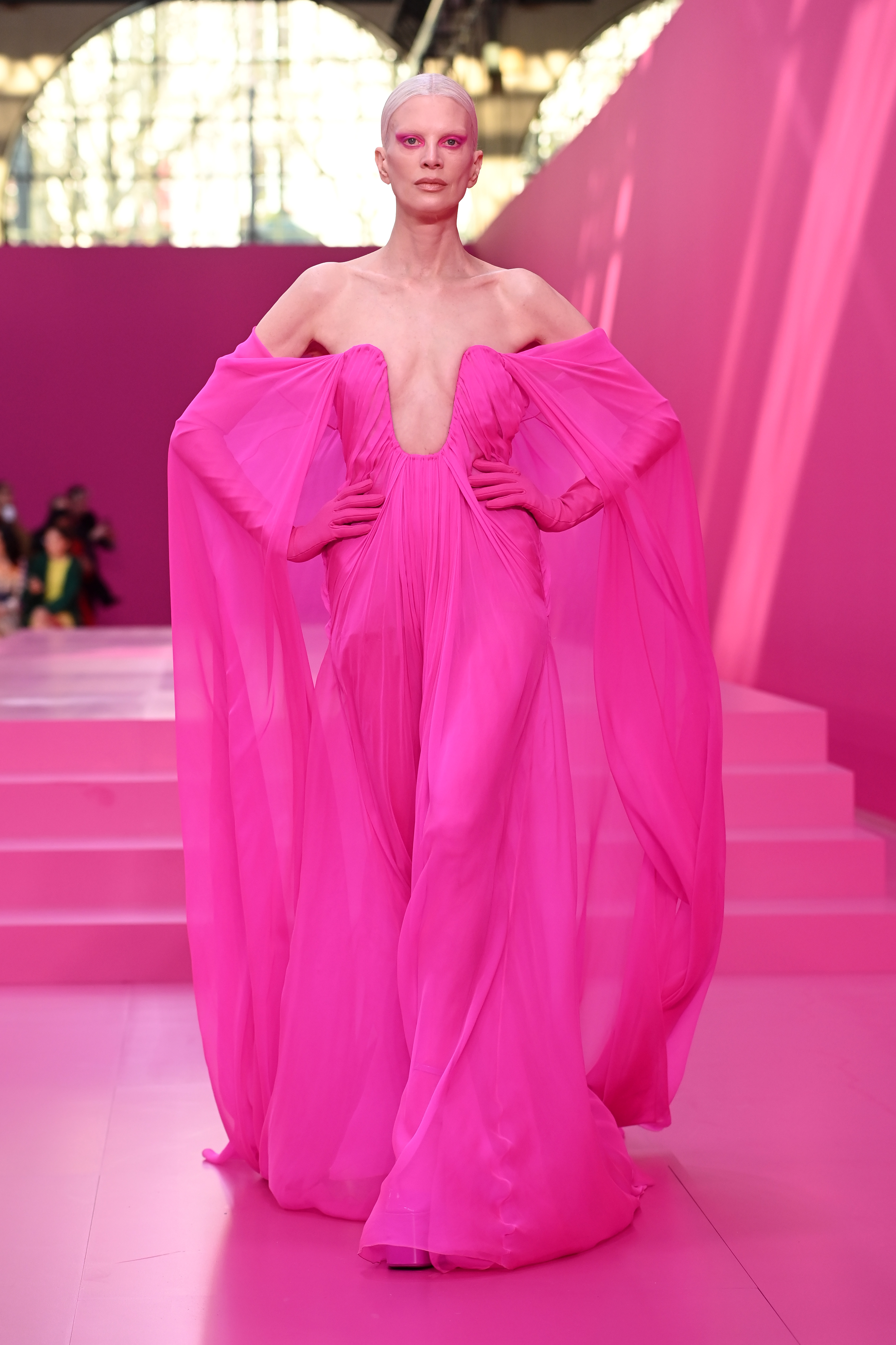 A model wore amp;quot;Pink PPamp;quot; for Valentino#039;s Fall 2022 runway show