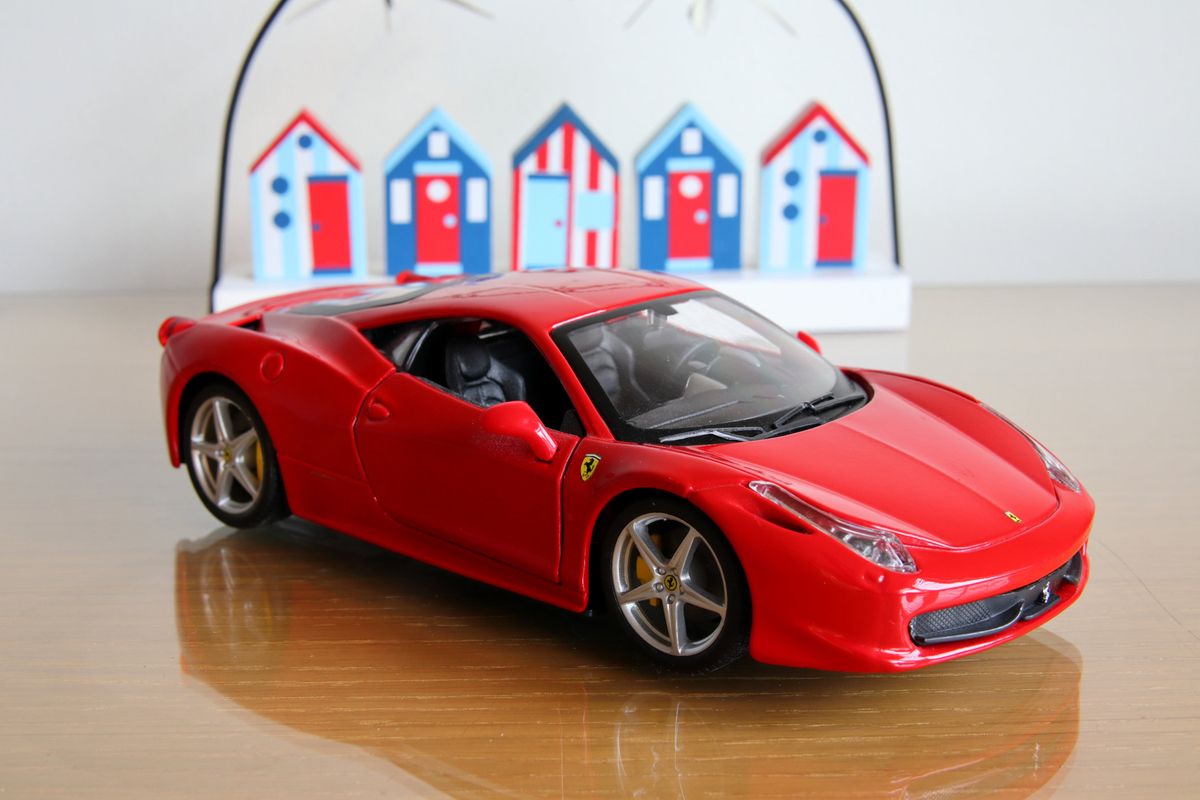 This pair of shots demonstrates the difference in depth of field for close-range shooting, at apertures of f/8 and f/1.4