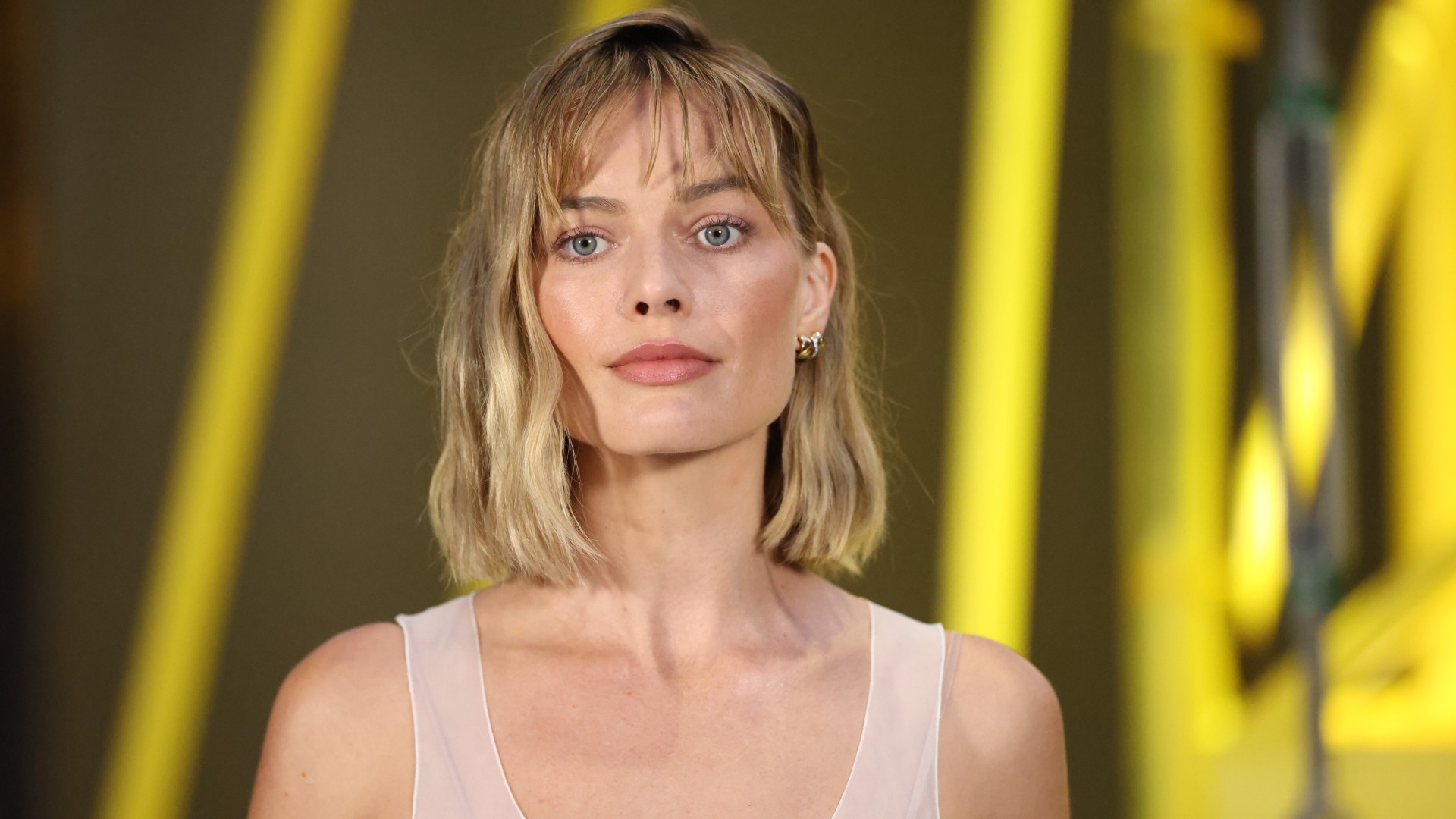 margot robbie wears a wavy bob during paris fashion week