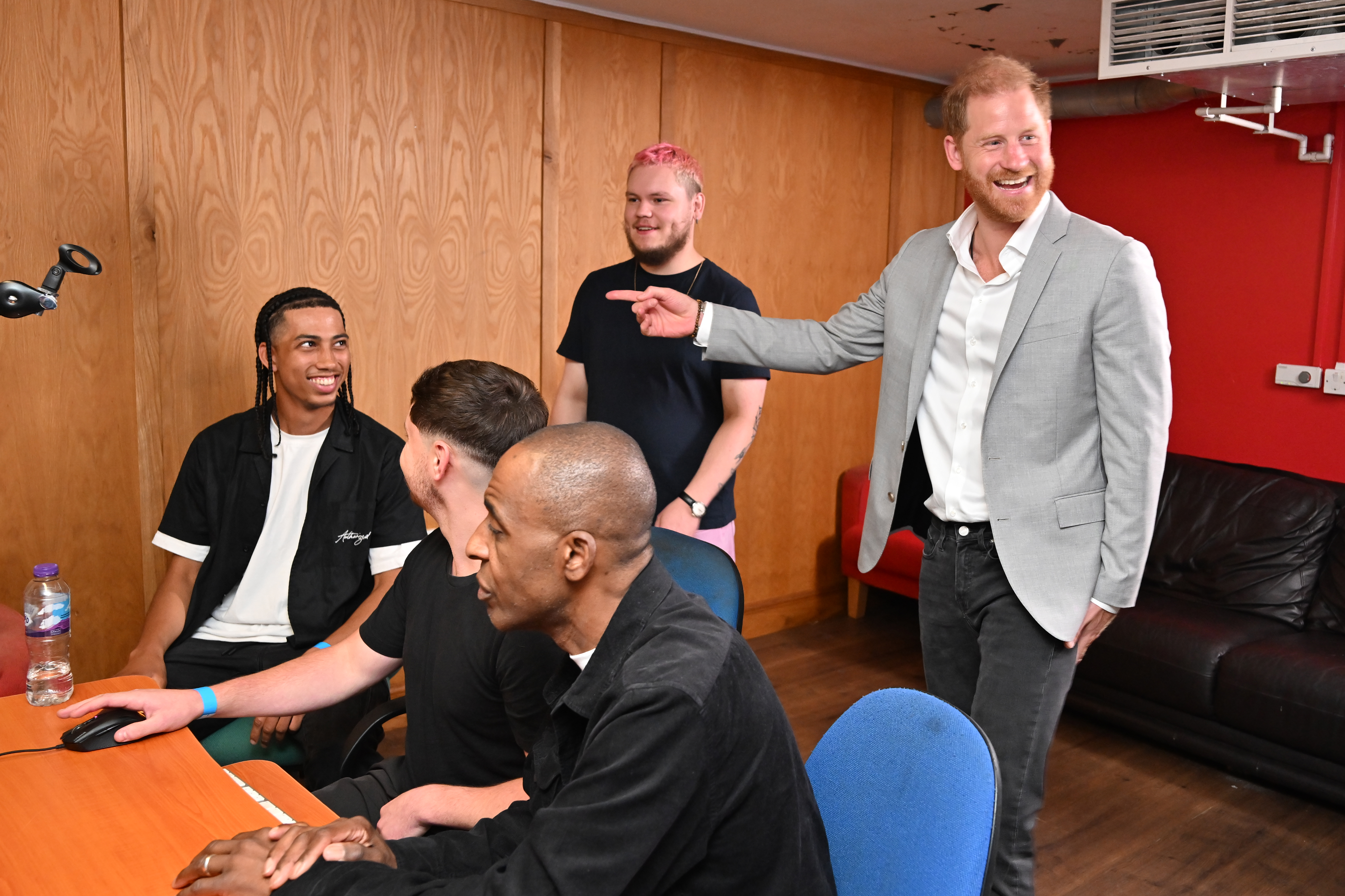 NOTTINGHAM, ENGLAND - SEPTEMBER 9: Prince Harry visits the community recording studio in St. Anns on September 9, 2025 in Nottingham, England. (Photo by Paul Grover - WPA Pool/Getty Images)