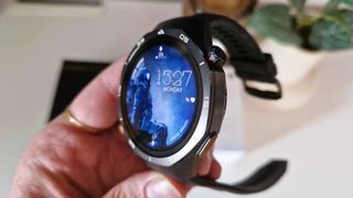 Huawei Watch GT 5 Pro sett fra siden for å vise frem knappene.