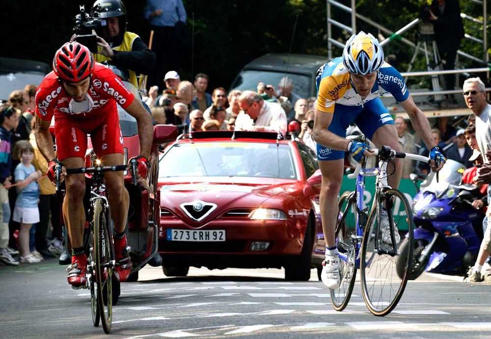 Igor Astarloa (Saeco) takes the win from Aitor Oza Eizaguirre (iBanesto) in 2003.