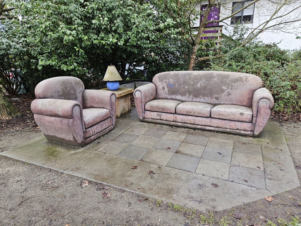 Galaxy S23 camera sample: Couches at a park