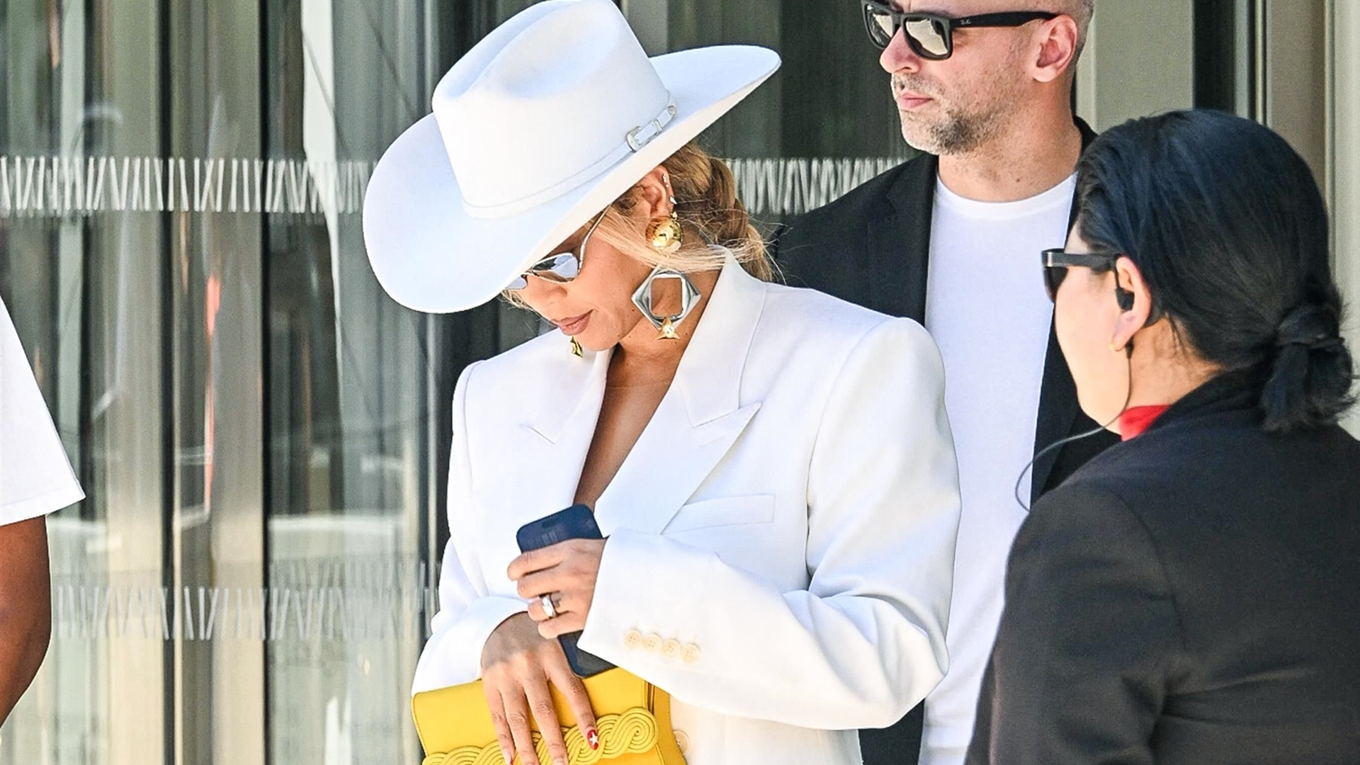 Beyoncé approves the turmeric yellow trend with a yellow handbag and a white suit set