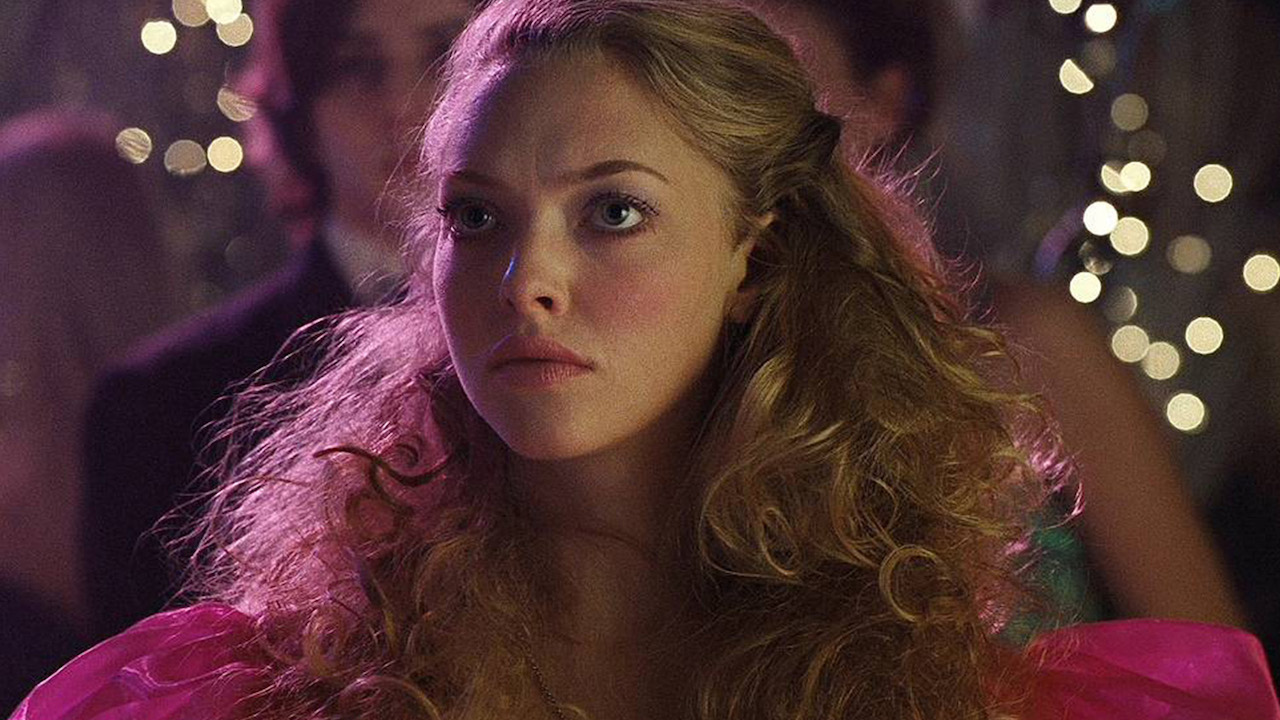 Amanda Seyfried con vestido rosa en Jennifer's Body