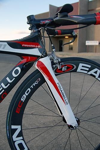 The carbon fork includes a extended crown to ease the airflow to the down tube.