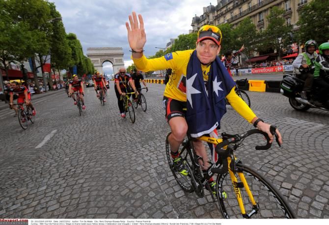 Cadel Evans does a lap of the Champs-&Eacute;lys&eacute;es with an Australian flag draped on his shoulders