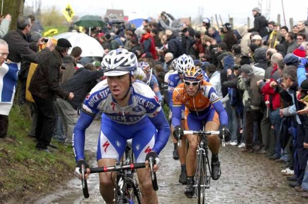 Freire fights to stay with an explosive attack from Carlos Barredo in the 2004 Tour of Flanders