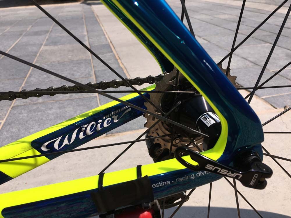 The bright yellow creates a contrast with the deep azzurra colour on the frame