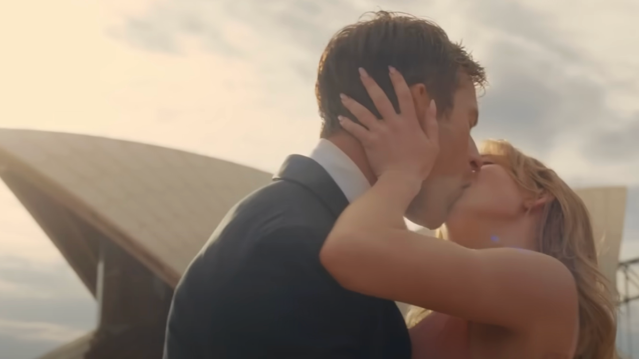 Bea and Ben kissing in front of the Sydney Opera House