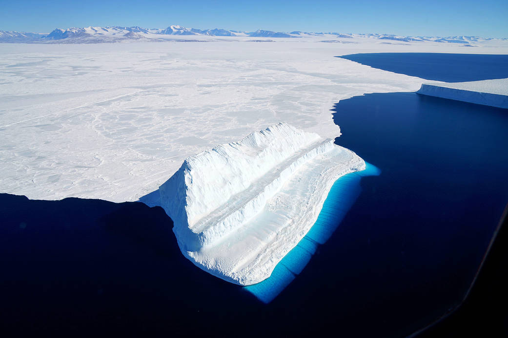 تُظهر صورة من مهمة مسح الجليد التابعة لوكالة ناسا جبلًا جليديًا يطفو في منطقة ماكموردو ساوند في القارة القطبية الجنوبية.