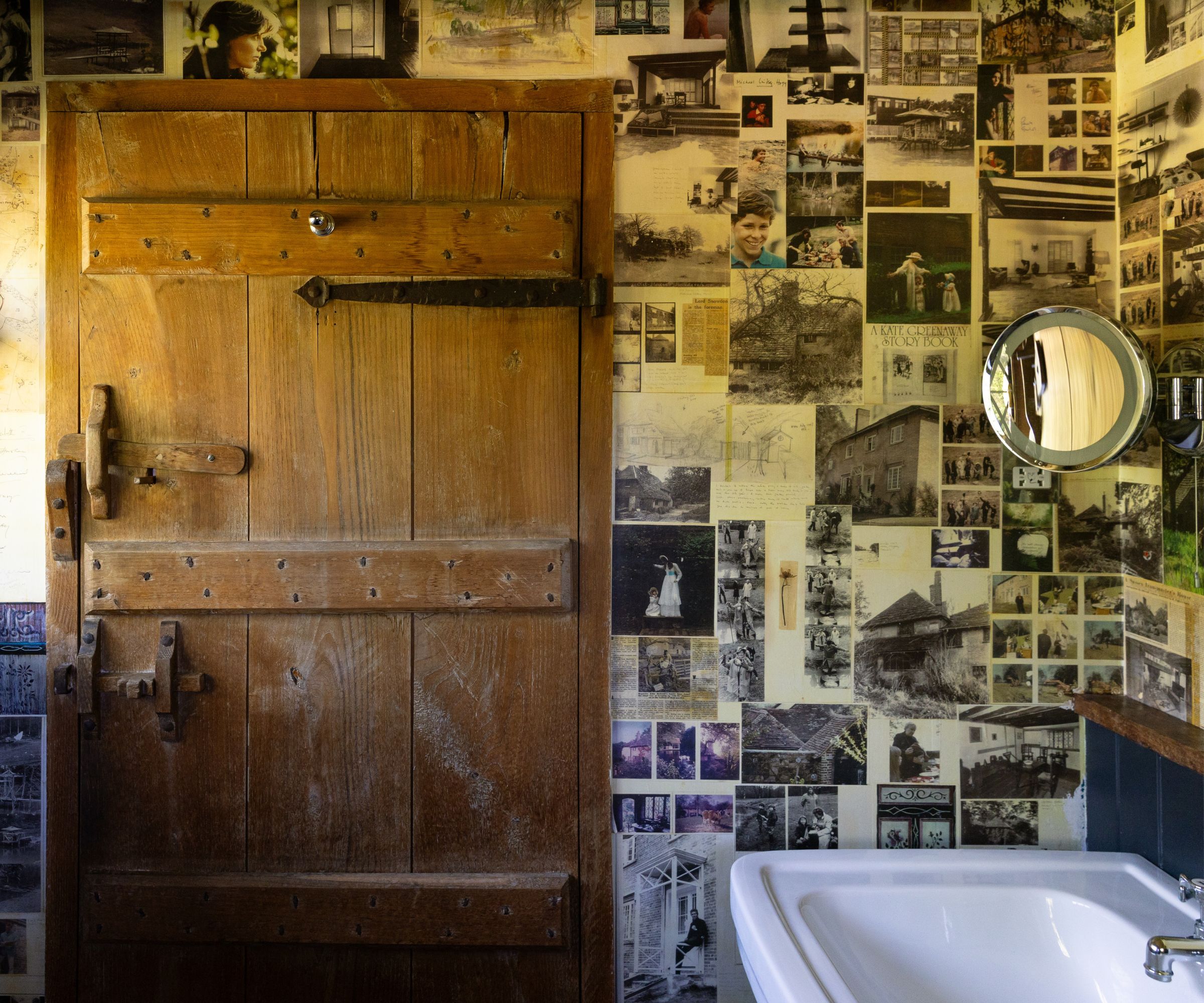 Wallpapered bathroom in Princess Margaret's Country House