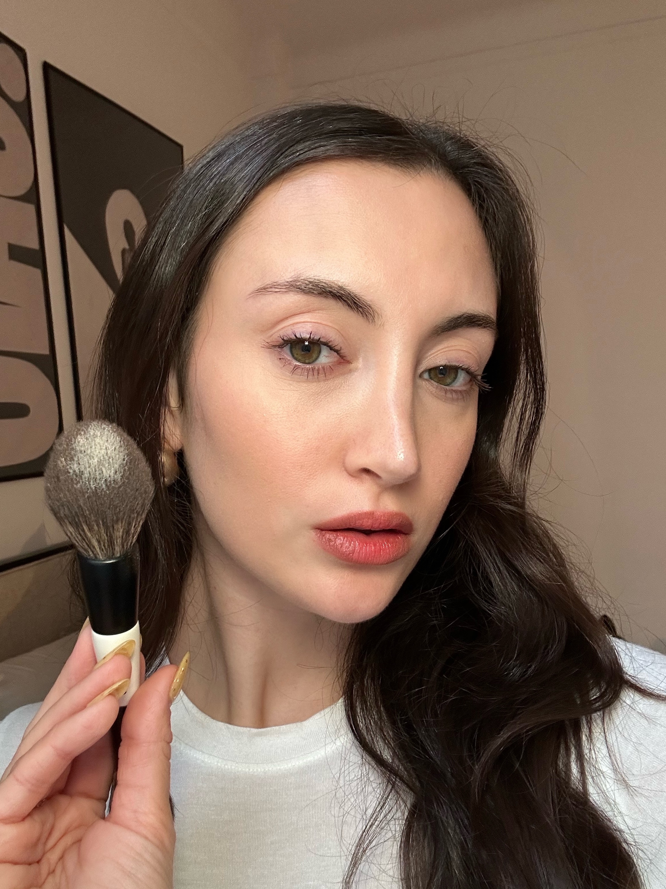 Alyssa Brascia wearing the Laura Mercier Ultra-Blur Translucent Loose Setting Powder.