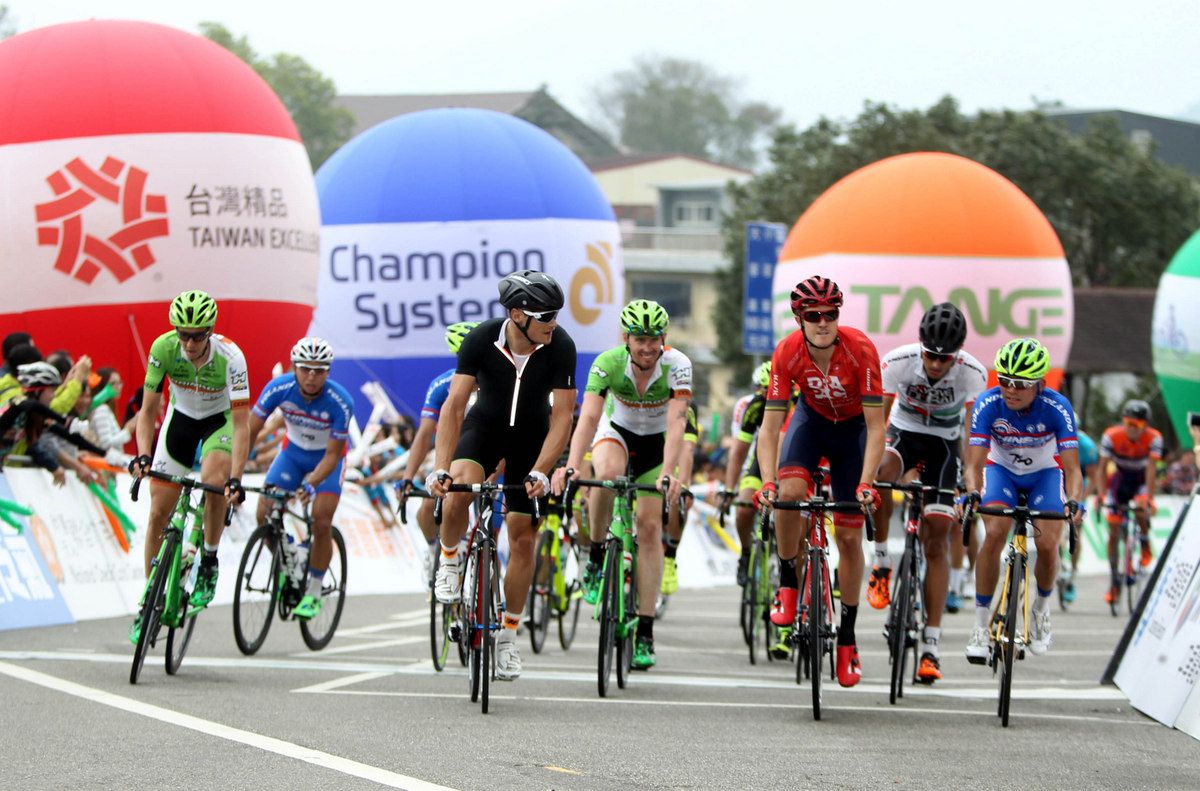 Scott Sunderland, in black, and Travis Meyer (Drapac) cross the line