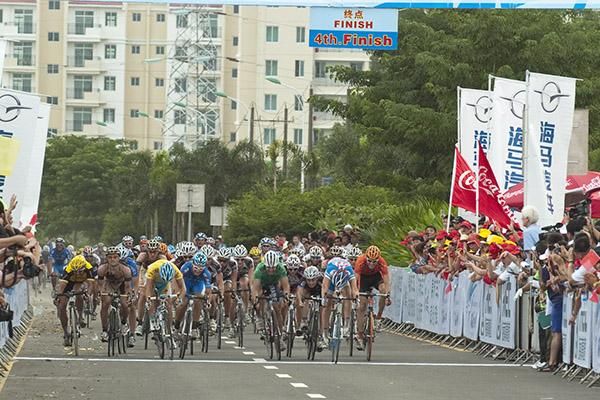 Kenny Van Hummel (2nd from right) of the Skil-Shimano outfit wins a thriller in Wenchang.