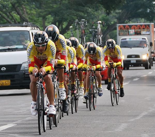 Idrd-Liga De Ciclismo De Bogota-Formesan rides in a tight formation.