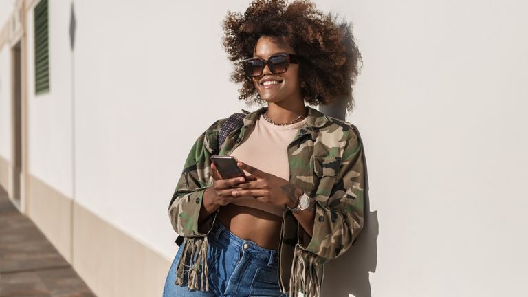 beautiful woman wearing sunglasses in the sun