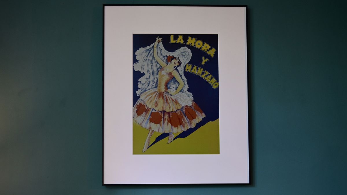 InkPoster Tela 28.5" frame showing poster