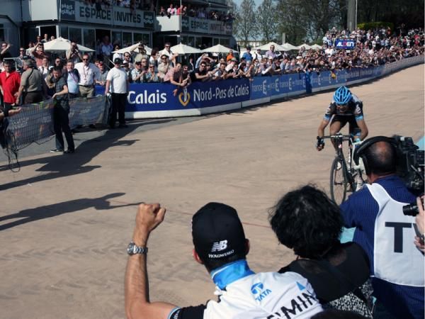 Johan Van Summeren (Garmin-Cerv&eacute;lo) hits the back straight for the last time.