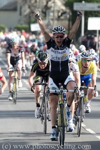 Laurent Pichon (Bretagne - Schuller) crosses the line.