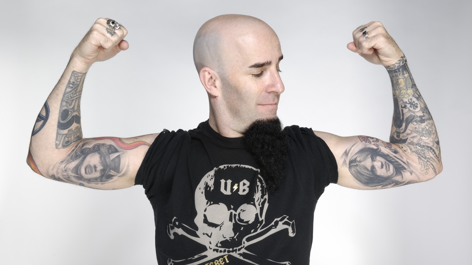 Scott Ian shows off his Angus and Malcolm Young tattoo portraits in 2009