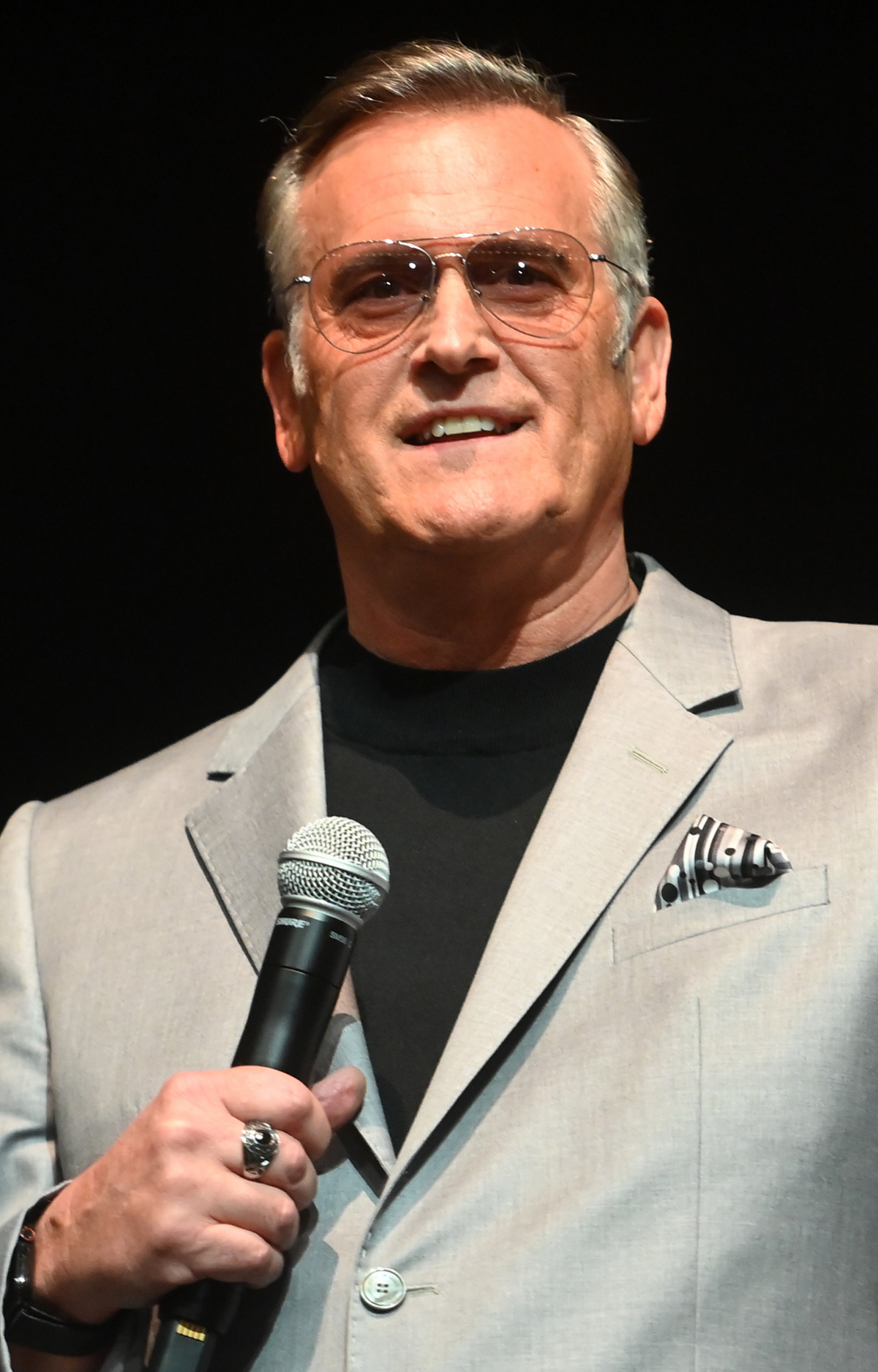 Bruce Campbell speaks at the Fandemic Tour 2022
